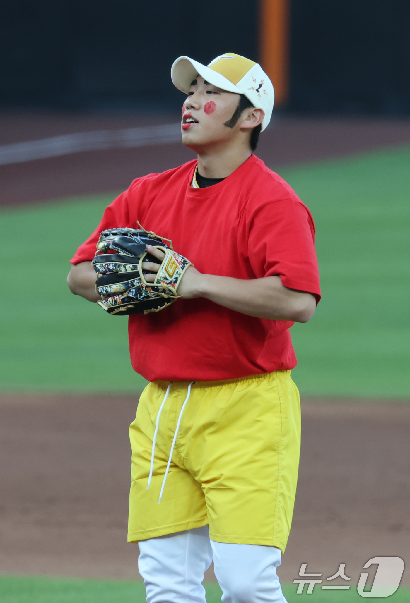 (대전=뉴스1) 김기태 기자 = 12일 오후 대전 한화생명볼파크에서 열린 '2025 신한 SOL Bank KBO 올스타전'에서 박명근이 퍼포먼스를 선보이고 있다. 2025.7.12 …