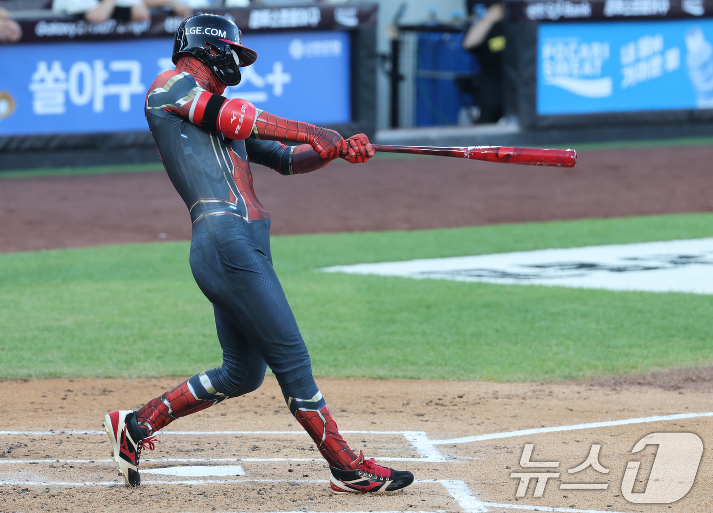 (대전=뉴스1) 김기태 기자 = 12일 오후 대전 한화생명볼파크에서 열린 '2025 신한 SOL Bank KBO 올스타전'에서 스파이더맨 복장을 입은 박해민이 타격하고 있다. 20 …