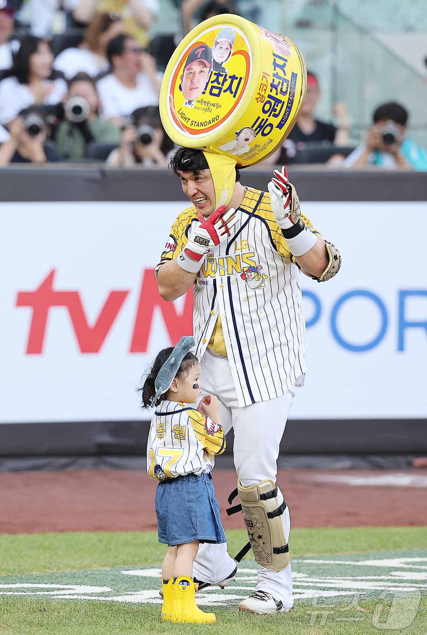 (대전=뉴스1) 김진환 기자 = 12일 대전 한화생명 볼파크에서 열린 ‘2025 신한 SOL뱅크 KBO 올스타전’에서 LG 박동원이 딸 박채이양과 함께 퍼포먼스를 하고 있다. 20 …
