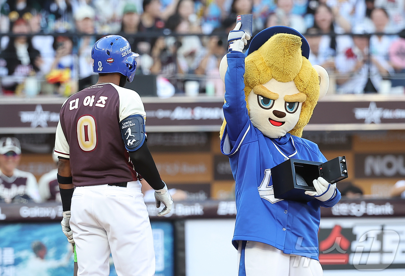 (대전=뉴스1) 김진환 기자 = 12일 대전 한화생명 볼파크에서 열린 ‘2025 신한 SOL뱅크 KBO 올스타전’에서 삼성 외국인 타자 디아즈가 마스코트 블레오에게 여권을 압수 당 …