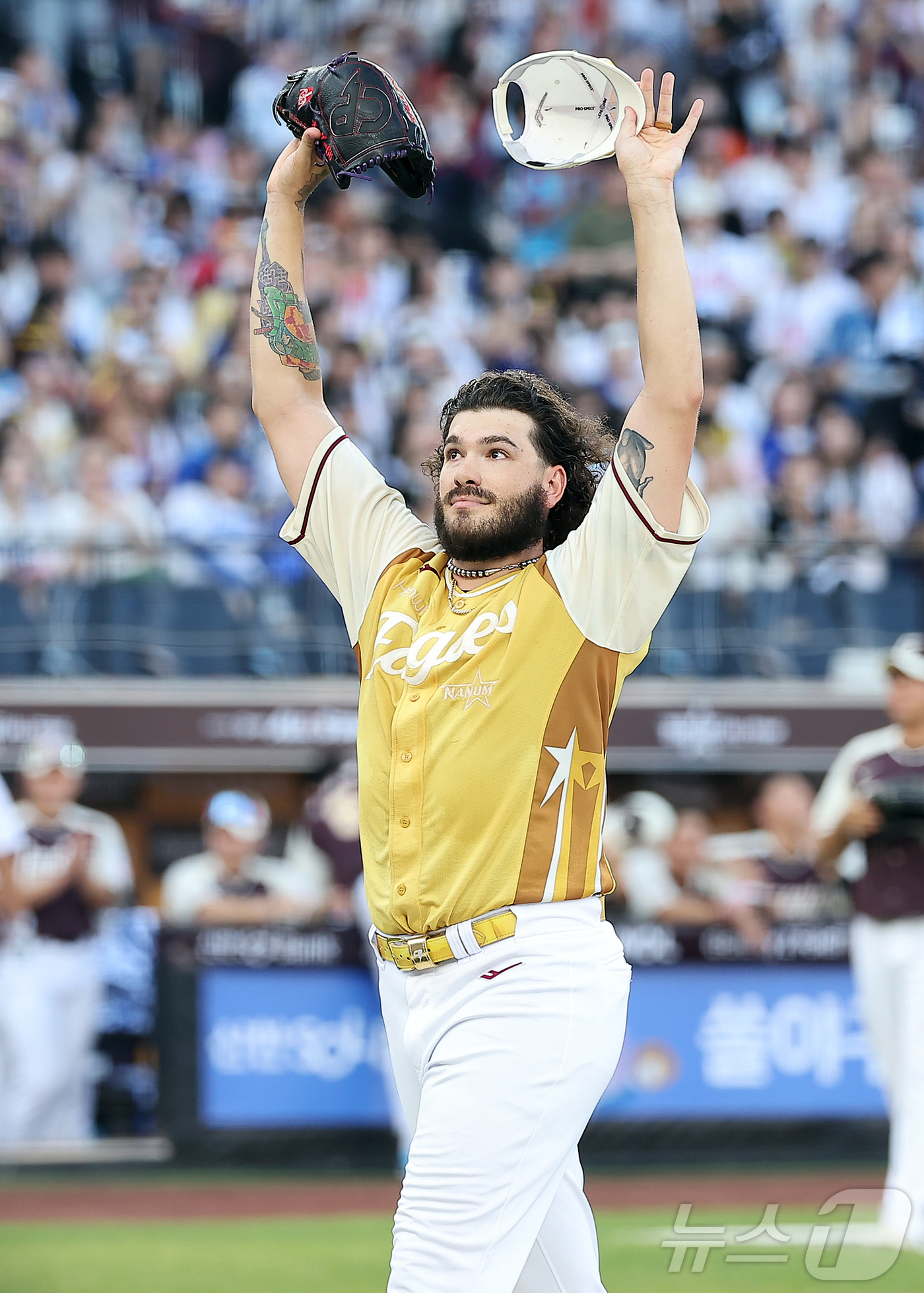 (대전=뉴스1) 김진환 기자 = 12일 대전 한화생명 볼파크에서 열린 ‘2025 신한 SOL뱅크 KBO 올스타전’에서 한화 외국인 투수 폰세가 1회초 이닝을 마친 뒤 팬들에게 인사 …