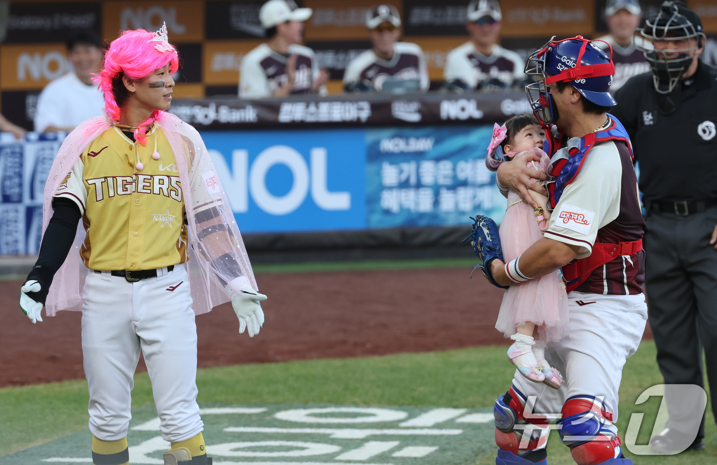 (대전=뉴스1) 김기태 기자 = 12일 오후 대전 한화생명볼파크에서 열린 '2025 신한 SOL Bank KBO 올스타전'에서 박찬호가 퍼포먼스를 선보이고 있다. 2025.7.12 …