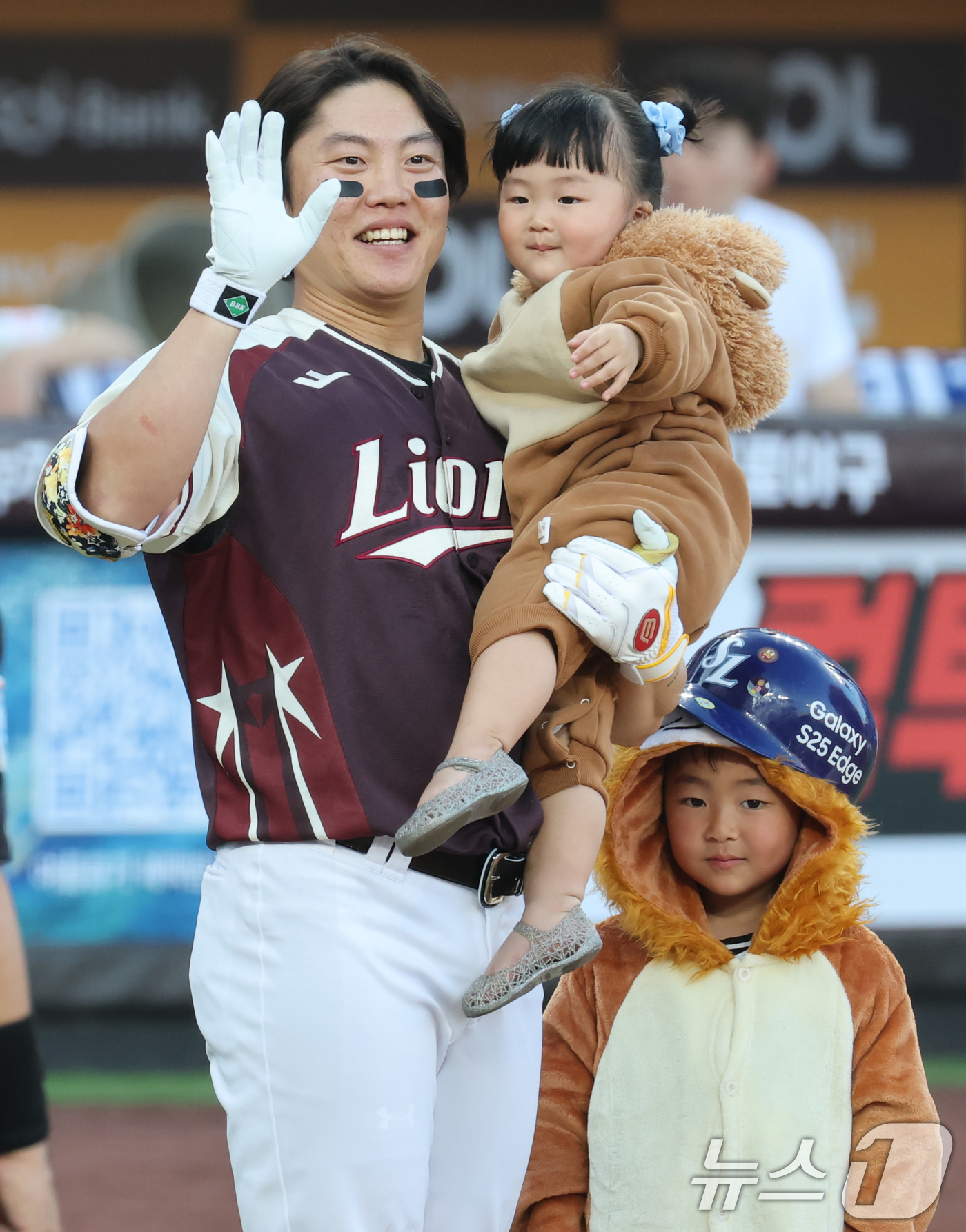 (대전=뉴스1) 김기태 기자 = 12일 오후 대전 한화생명볼파크에서 열린 '2025 신한 SOL Bank KBO 올스타전'에서 류지혁이 아이와 함께 인사하고 있다. 2025.7.1 …