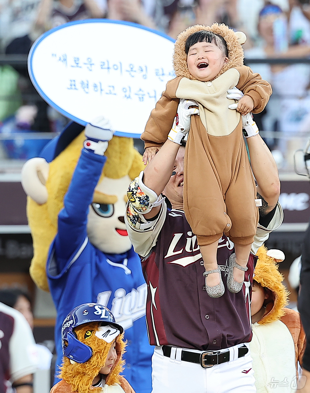 (대전=뉴스1) 김진환 기자 = 12일 대전 한화생명 볼파크에서 열린 ‘2025 신한 SOL뱅크 KBO 올스타전’에서 삼성 류지혁이 자녀들과 함께 퍼포먼스를 펼치고 있다. 2025 …