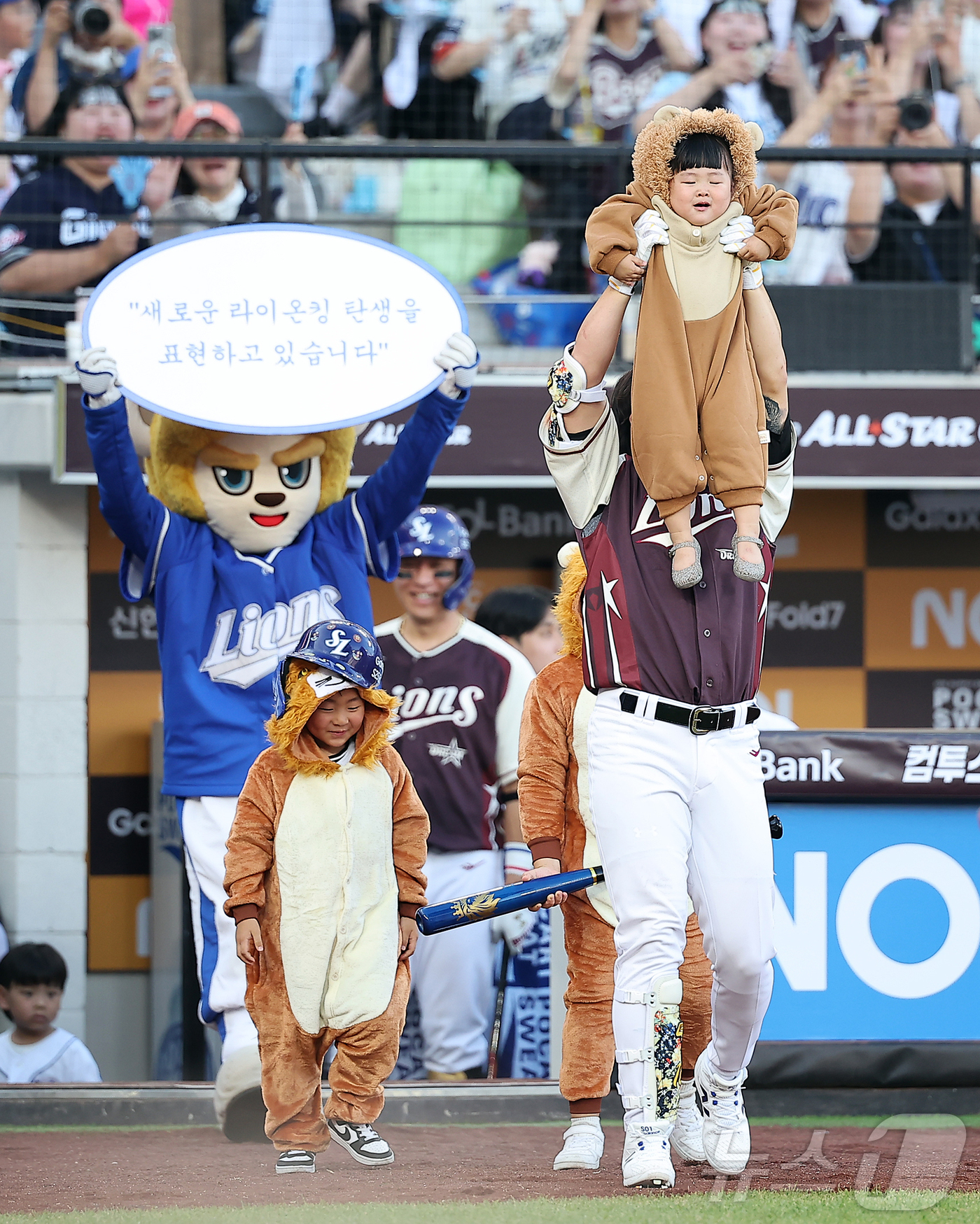 (대전=뉴스1) 김진환 기자 = 12일 대전 한화생명 볼파크에서 열린 ‘2025 신한 SOL뱅크 KBO 올스타전’에서 삼성 류지혁이 자녀들과 함께 퍼포먼스를 펼치고 있다. 2025 …