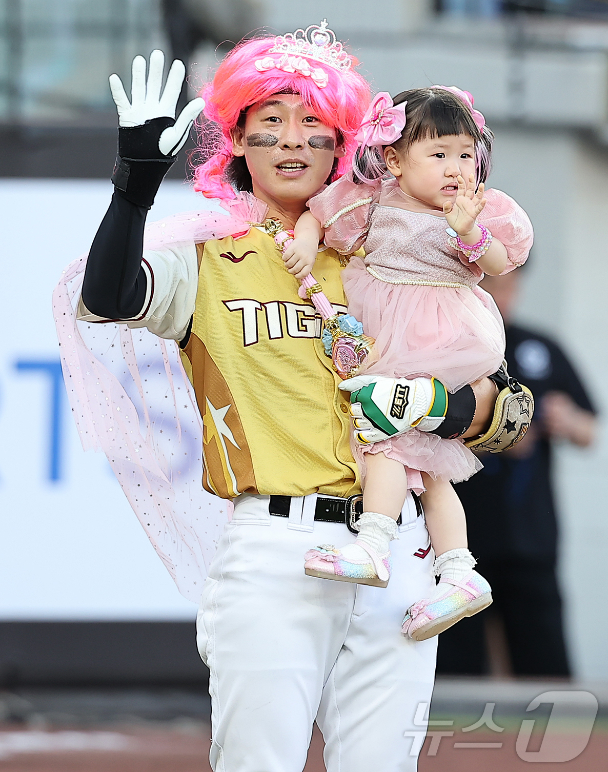 (대전=뉴스1) 김진환 기자 = 12일 대전 한화생명 볼파크에서 열린 ‘2025 신한 SOL뱅크 KBO 올스타전’에서 KIA 박찬호가 딸과 함께 퍼포먼스를 펼치고 있다. 2025. …