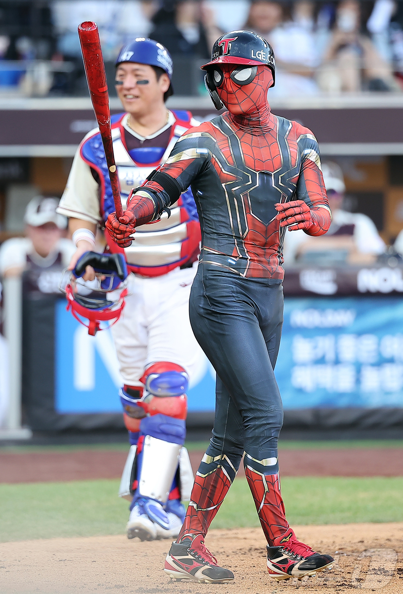 (대전=뉴스1) 김진환 기자 = 12일 대전 한화생명 볼파크에서 열린 ‘2025 신한 SOL뱅크 KBO 올스타전’에서 LG 박해민이 스파이더맨 복장을 입고 퍼포먼스를 펼치고 있다. …