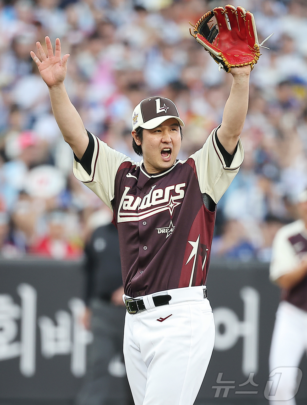 (대전=뉴스1) 김진환 기자 = 12일 대전 한화생명 볼파크에서 열린 ‘2025 신한 SOL뱅크 KBO 올스타전’에서 투수로 깜짝 등판한 최정이 디아즈의 호수비가 나오자 두 손을 …