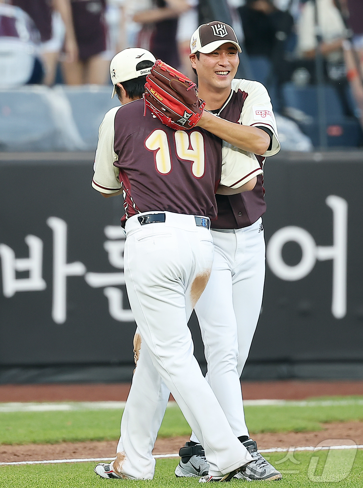 (대전=뉴스1) 김진환 기자 = 12일 대전 한화생명 볼파크에서 열린 ‘2025 신한 SOL뱅크 KBO 올스타전’에서 투수로 깜짝 등판한 최정이 이닝을 마친 뒤 우규민과 포옹을 하 …