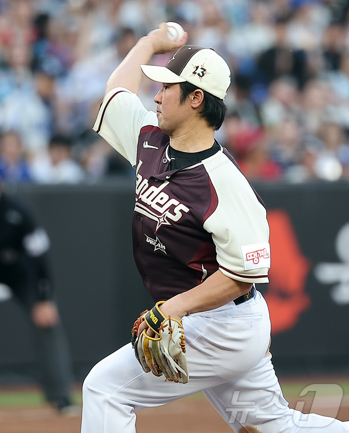 (대전=뉴스1) 김진환 기자 = 12일 대전 한화생명 볼파크에서 열린 ‘2025 신한 SOL뱅크 KBO 올스타전’에서 투수로 깜짝 등판한 최정이 힘차게 공을 던지고 있다. 2025 …