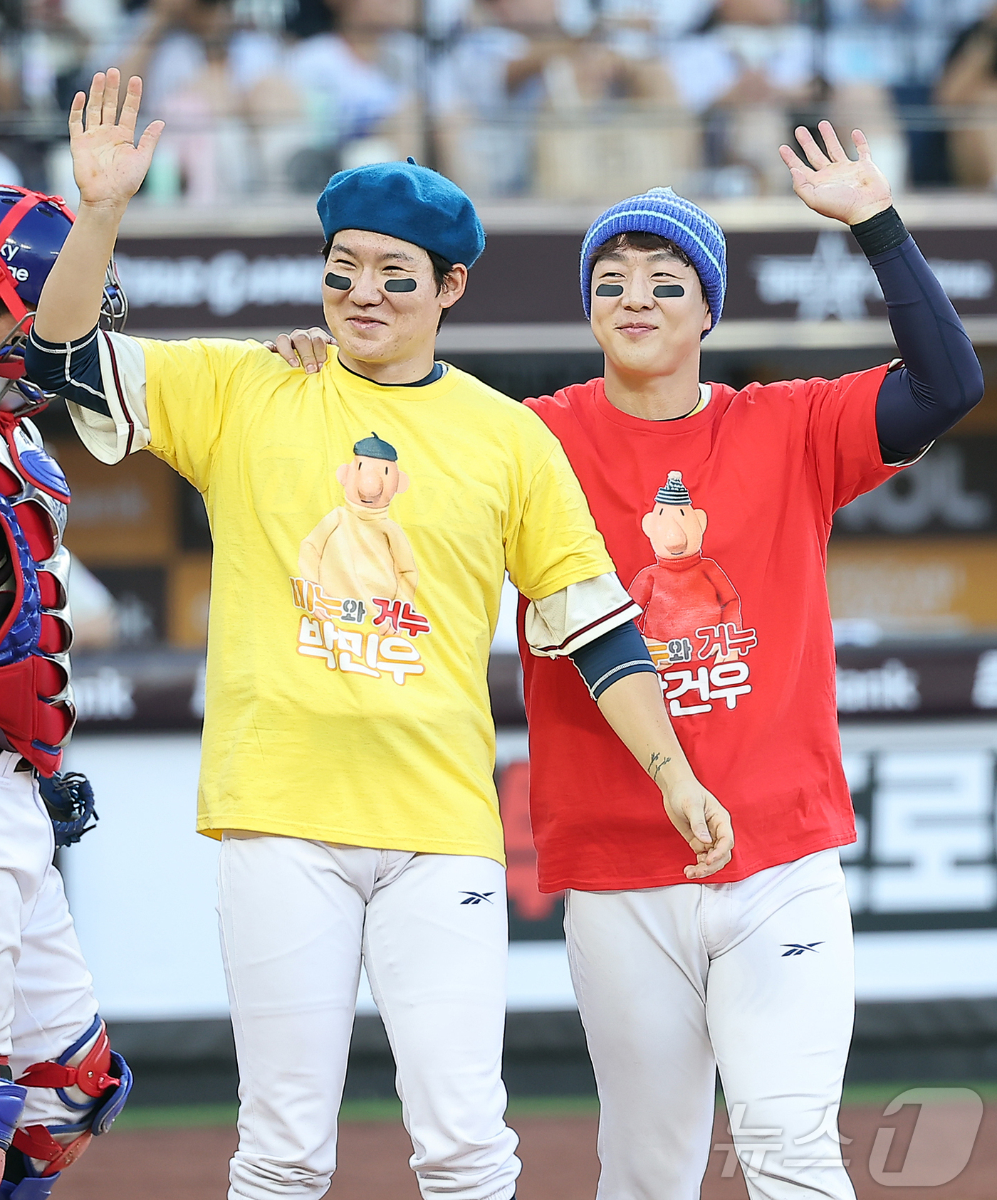 (대전=뉴스1) 김진환 기자 = 12일 대전 한화생명 볼파크에서 열린 ‘2025 신한 SOL뱅크 KBO 올스타전’에서 NC 박민우와 박건우가 퍼포먼스를 펼치고 있다. 2025.7. …