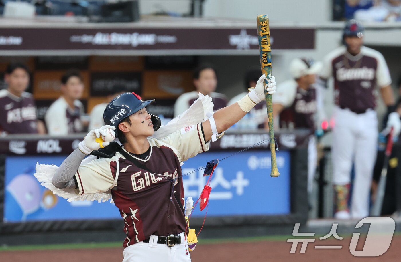 본문 이미지 - 12일 오후 대전 한화생명볼파크에서 열린 &#39;2025 신한 SOL Bank KBO 올스타전&#39;에서 전민재가 퍼포먼스를 선보이고 있다. 2025.7.12/뉴스1 ⓒ News1 김기태 기자