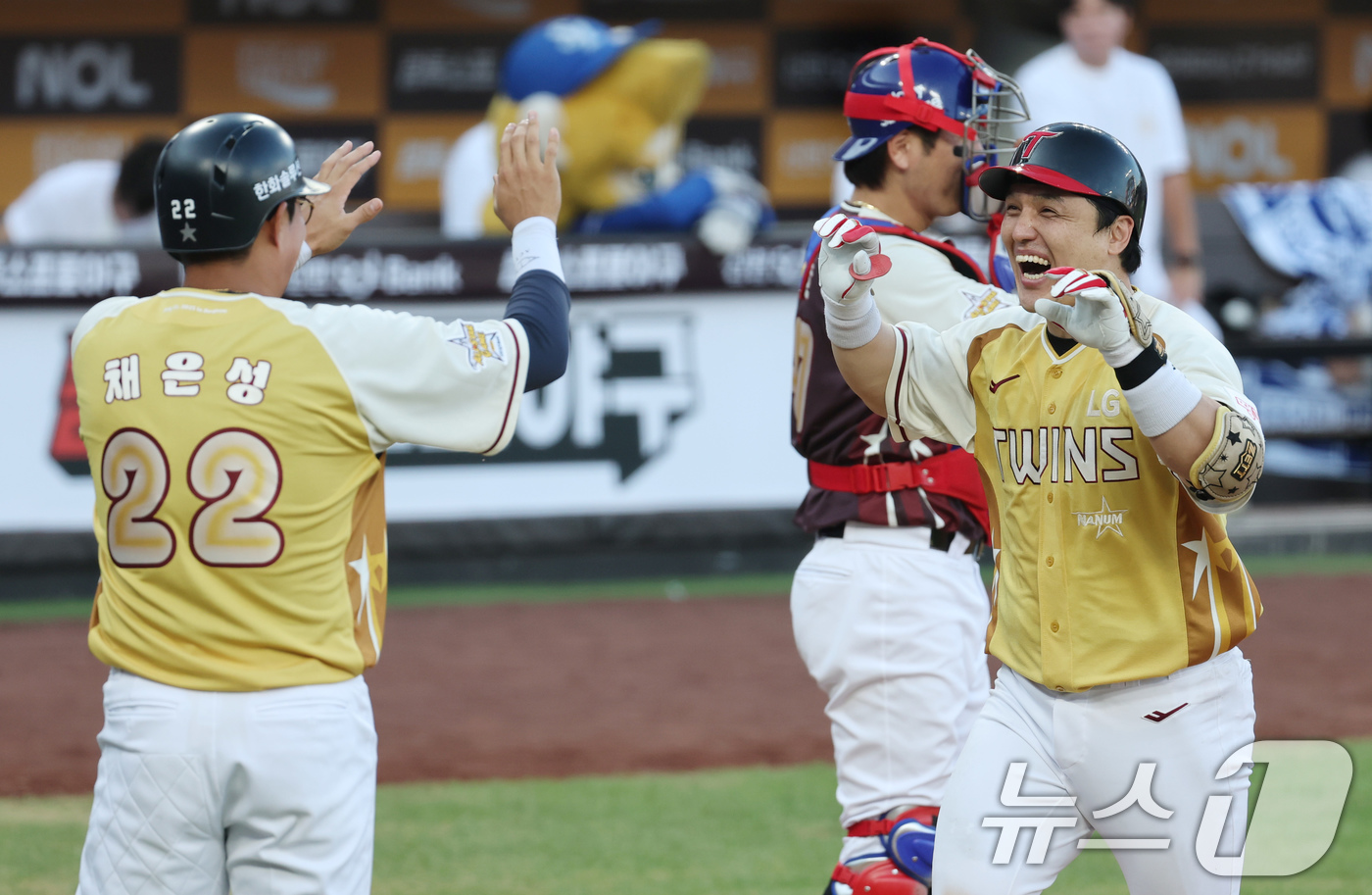 (대전=뉴스1) 김기태 기자 = 12일 대전 한화생명 볼파크에서 열린 ‘2025 신한 SOL뱅크 KBO 올스타전’에서 LG 박동원이 1회말 2사 2루 상황에서 투런 홈런을 친 뒤 …