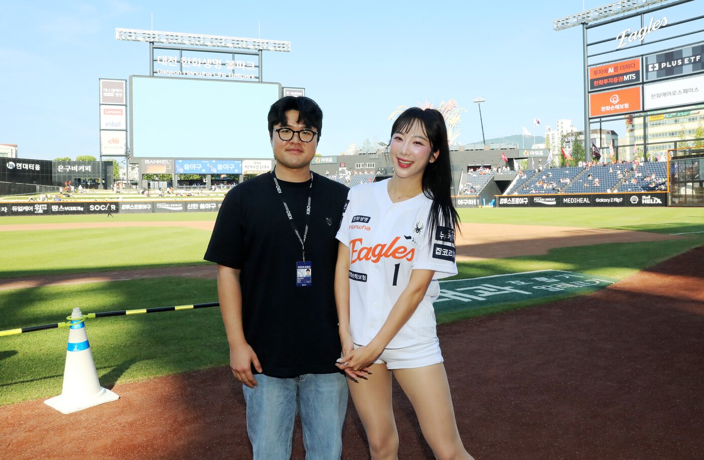 본문 이미지 - SSG 박슬기 파트너&#40;왼쪽&#41;와 이미래 한화 치어리더 부부.&#40;SSG 랜더스 제공&#41;