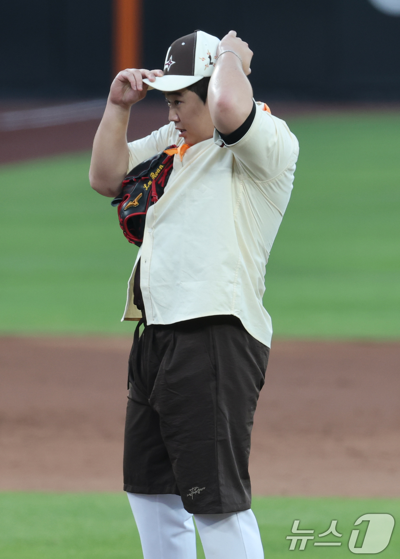 (대전=뉴스1) 김기태 기자 = 12일 오후 대전 한화생명볼파크에서 열린 '2025 신한 SOL Bank KBO 올스타전'에서 박치국이 퍼포먼스를 선보이고 있다. 2025.7.12 …