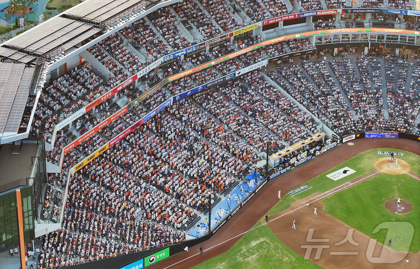 (대전=뉴스1) 김진환 기자 = 12일 대전 한화생명 볼파크에서 열린 ‘2025 신한 SOL뱅크 KBO 올스타전’에서 야구팬들이 열정적인 응원을 펼치고 있다.KBO는 12일 "대전 …