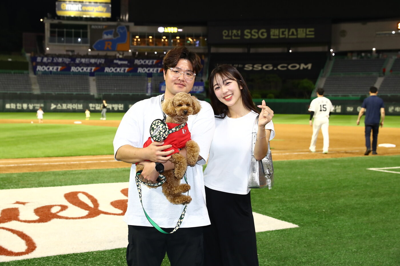 본문 이미지 - SSG 박슬기 파트너&#40;왼쪽&#41;와 이미래 한화 치어리더 부부.&#40;박슬기 파트너 제공&#41;