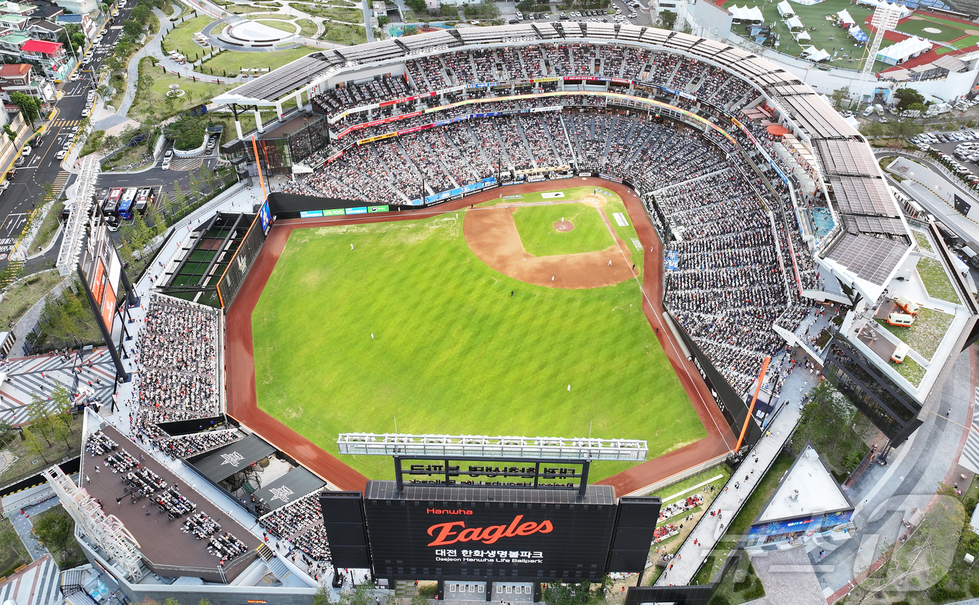 (대전=뉴스1) 김진환 기자 = 12일 대전 한화생명 볼파크에서 열린 ‘2025 신한 SOL뱅크 KBO 올스타전’에서 야구팬들이 열정적인 응원을 펼치고 있다.KBO는 12일 "대전 …