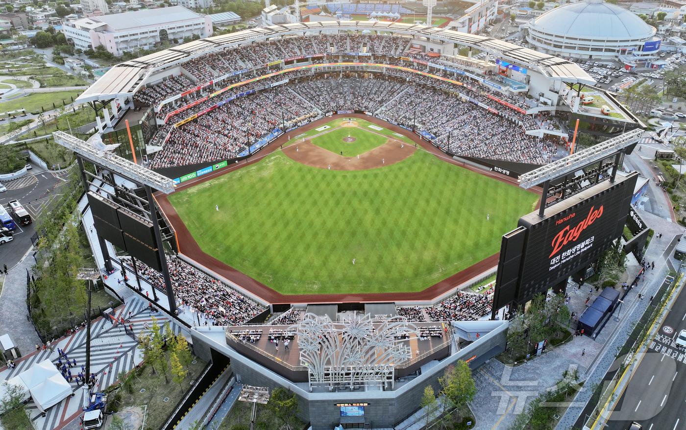 (대전=뉴스1) 김진환 기자 = 12일 대전 한화생명 볼파크에서 열린 ‘2025 신한 SOL뱅크 KBO 올스타전’에서 야구팬들이 열정적인 응원을 펼치고 있다.KBO는 12일 "대전 …