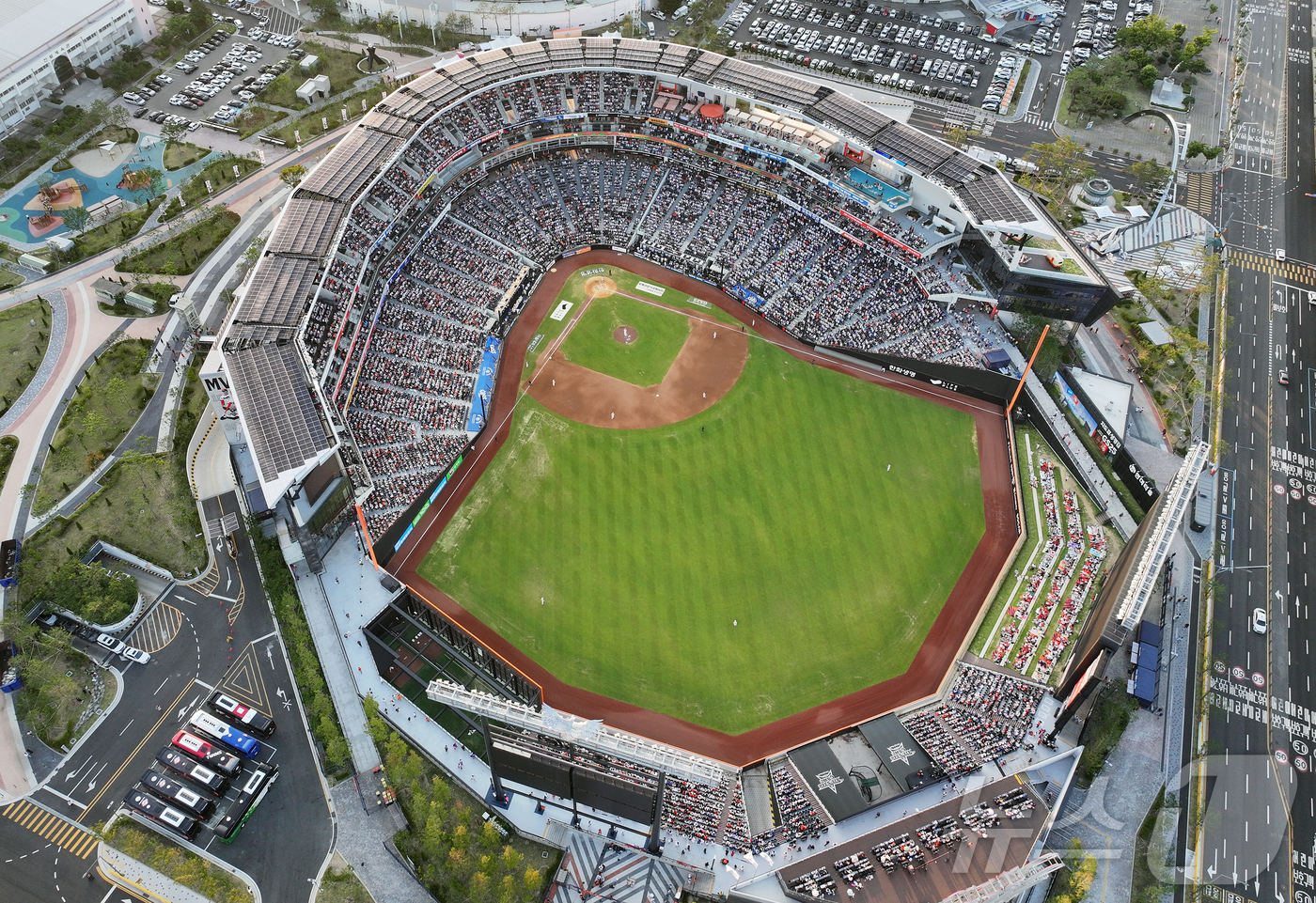 (대전=뉴스1) 김진환 기자 = 12일 대전 한화생명 볼파크에서 열린 ‘2025 신한 SOL뱅크 KBO 올스타전’에서 야구팬들이 열정적인 응원을 펼치고 있다.KBO는 12일 "대전 …