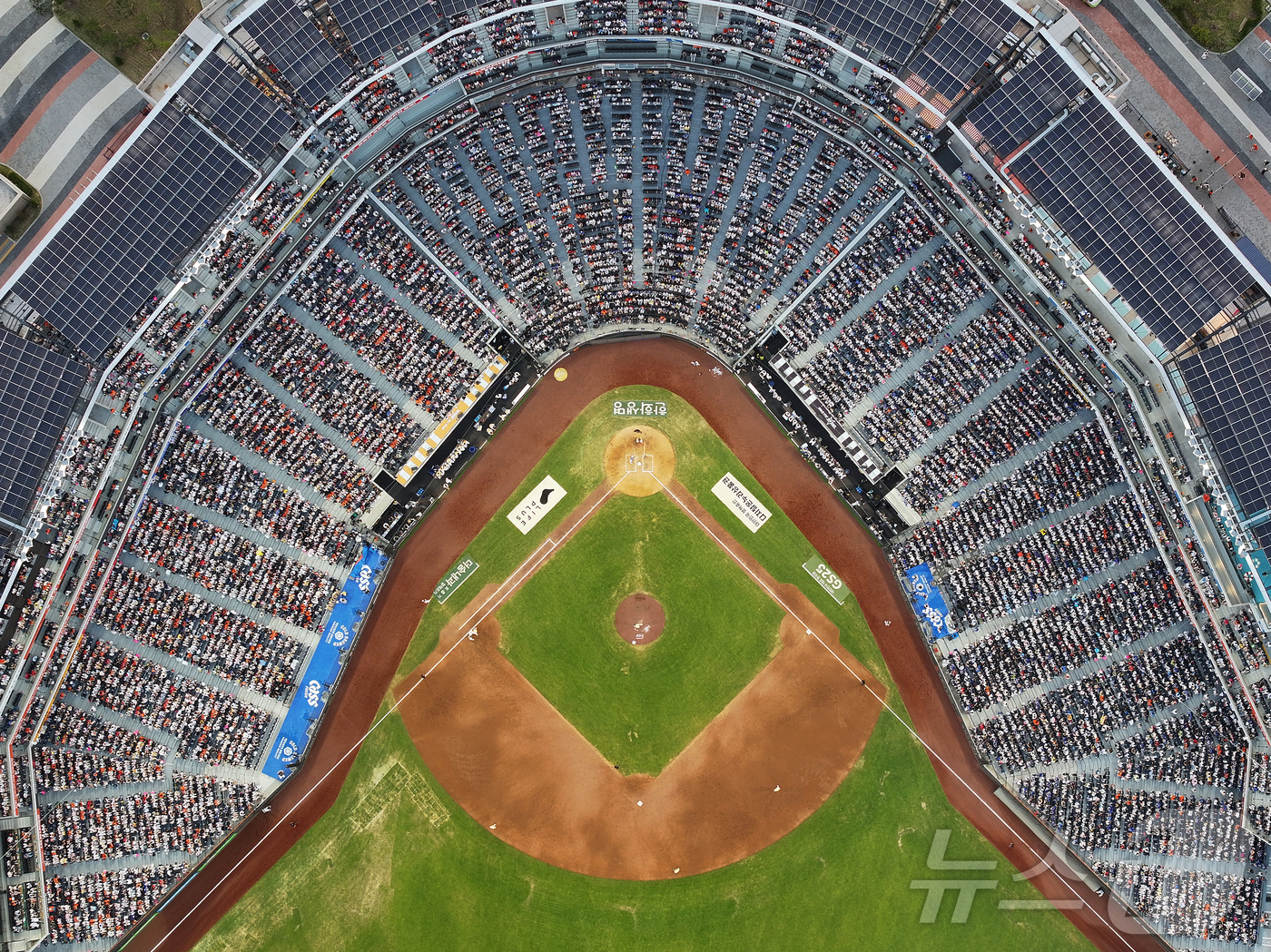 (대전=뉴스1) 김진환 기자 = 12일 대전 한화생명 볼파크에서 열린 ‘2025 신한 SOL뱅크 KBO 올스타전’에서 야구팬들이 열정적인 응원을 펼치고 있다.KBO는 12일 "대전 …