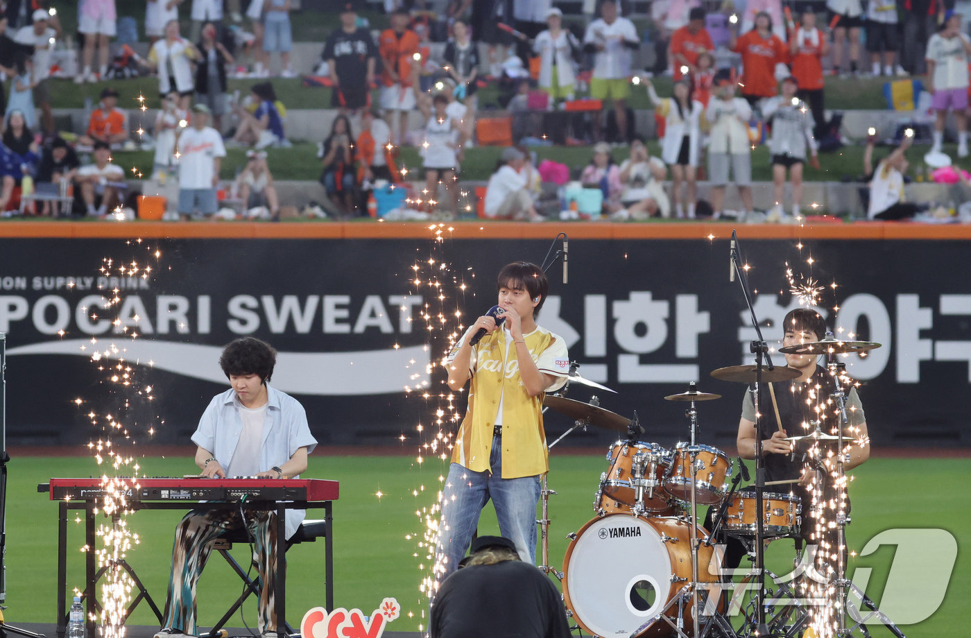 (대전=뉴스1) 김기태 기자 = 12일 오후 대전 한화생명볼파크에서 열린 '2025 신한 SOL Bank KBO 올스타전'에서 이무진이 공연을 선보이고 있다. 2025.7.12/뉴 …