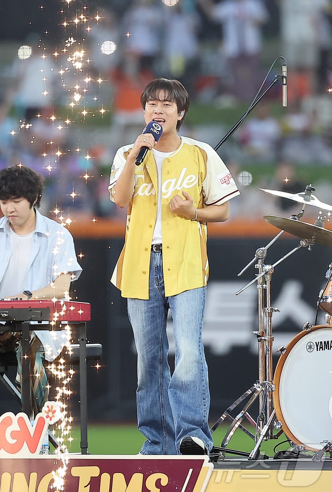 (대전=뉴스1) 김진환 기자 = 가수 이무진이 12일 대전 한화생명 볼파크에서 열린 ‘2025 신한 SOL뱅크 KBO 올스타전’에서 열정적인 공연을 펼치고 있다. 2025.7.12 …