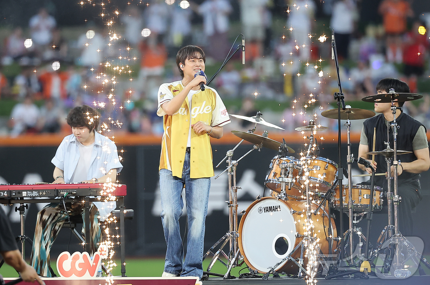 (대전=뉴스1) 김진환 기자 = 가수 이무진이 12일 대전 한화생명 볼파크에서 열린 ‘2025 신한 SOL뱅크 KBO 올스타전’에서 열정적인 공연을 펼치고 있다. 2025.7.12 …