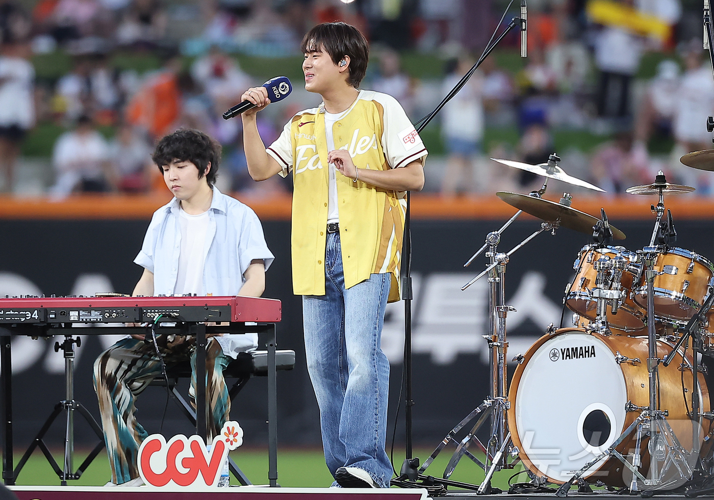 (대전=뉴스1) 김진환 기자 = 가수 이무진이 12일 대전 한화생명 볼파크에서 열린 ‘2025 신한 SOL뱅크 KBO 올스타전’에서 열정적인 공연을 펼치고 있다. 2025.7.12 …