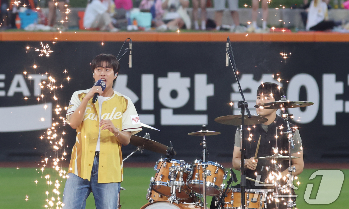 (대전=뉴스1) 김기태 기자 = 12일 오후 대전 한화생명볼파크에서 열린 '2025 신한 SOL Bank KBO 올스타전'에서 이무진이 공연을 선보이고 있다. 2025.7.12/뉴 …