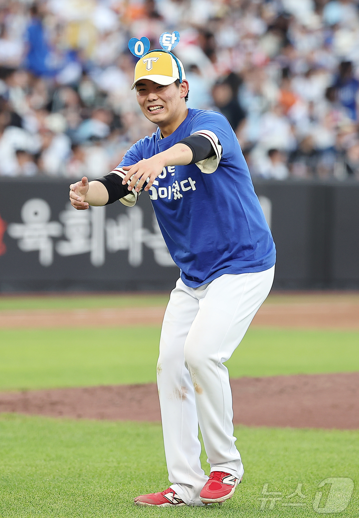 (대전=뉴스1) 김진환 기자 = 12일 대전 한화생명 볼파크에서 열린 ‘2025 신한 SOL뱅크 KBO 올스타전’에서 KIA 성영탁이 퍼포먼스를 펼치고 있다. 2025.7.12/뉴 …