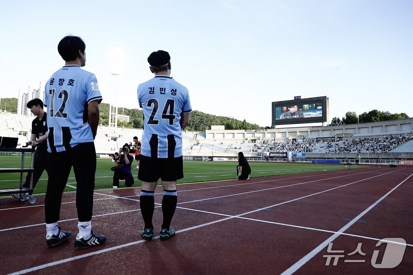 본문 이미지 - 천안시티FC명예선수로 위촉된 윤장호, 김민성 씨가 그라운드에 서 있다. (천안시티FC제공. 재판매 및 DB금지)
