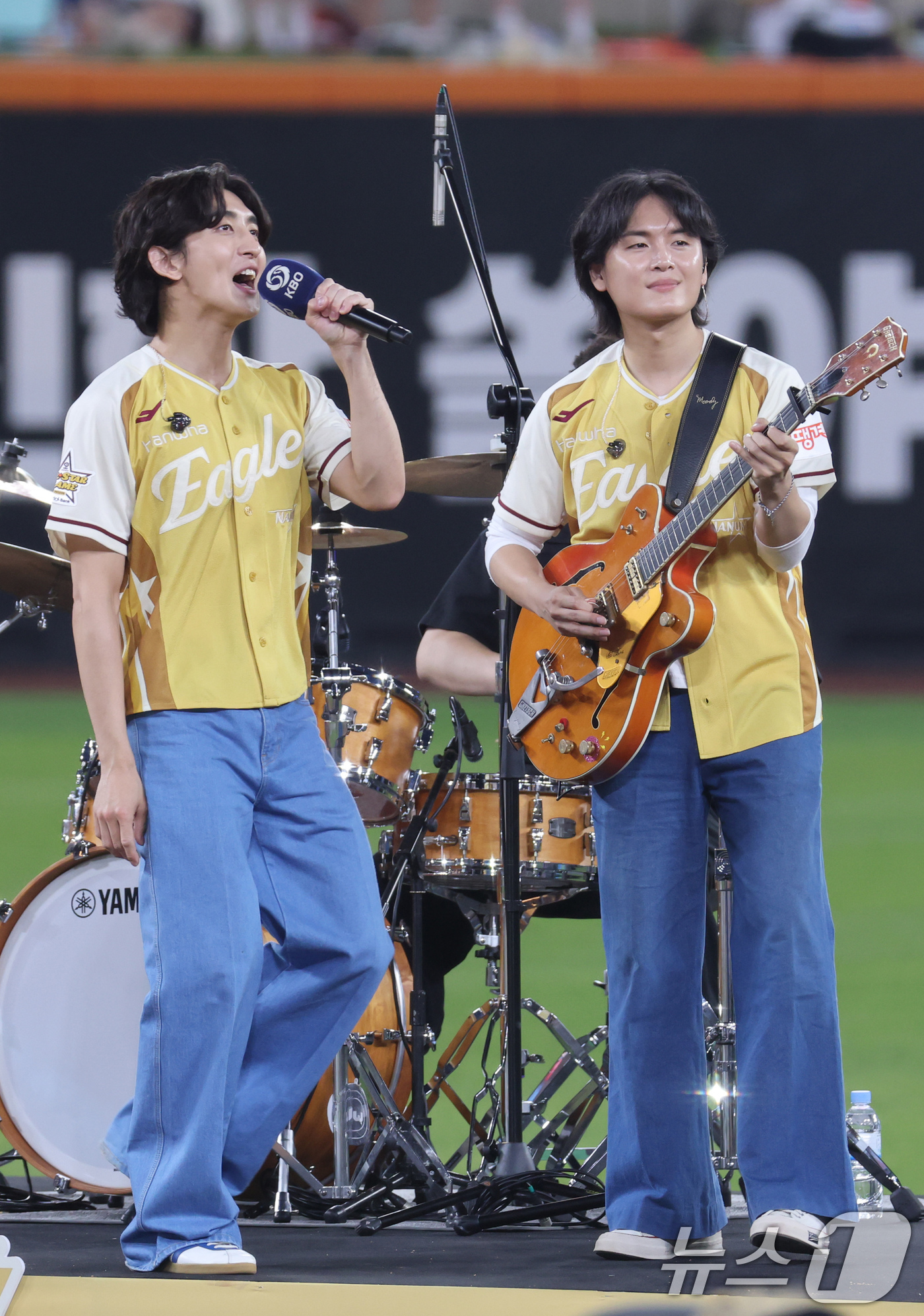 (대전=뉴스1) 김기태 기자 = 12일 오후 대전 한화생명볼파크에서 열린 '2025 신한 SOL Bank KBO 올스타전'에서 잔나비가 공연을 선보이고 있다. 2025.7.12/뉴 …