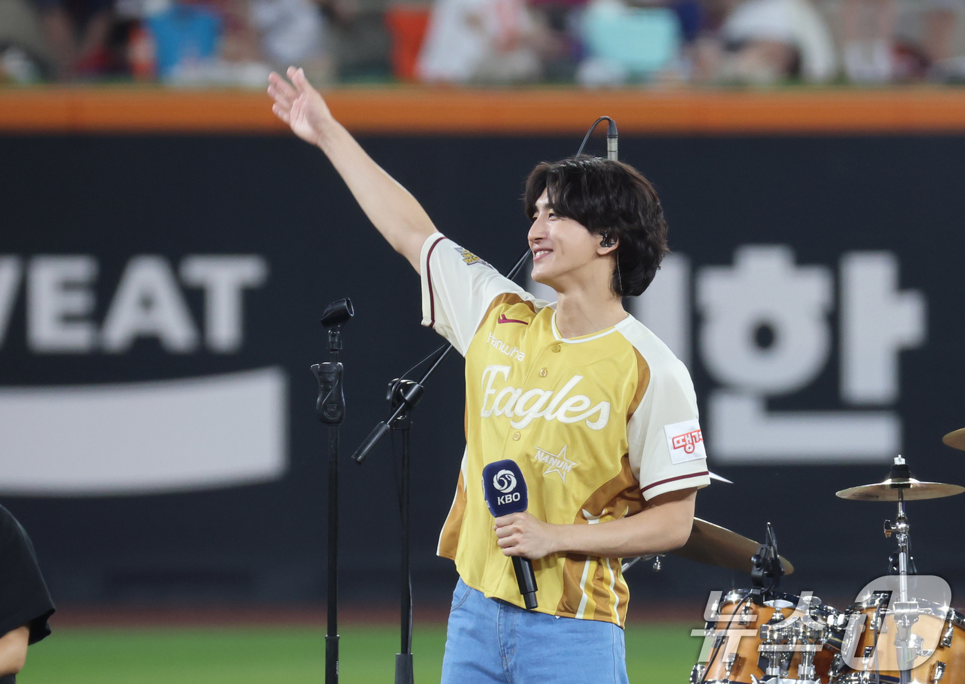 (대전=뉴스1) 김기태 기자 = 12일 오후 대전 한화생명볼파크에서 열린 '2025 신한 SOL Bank KBO 올스타전'에서 잔나비가 공연을 선보이고 있다. 2025.7.12/뉴 …