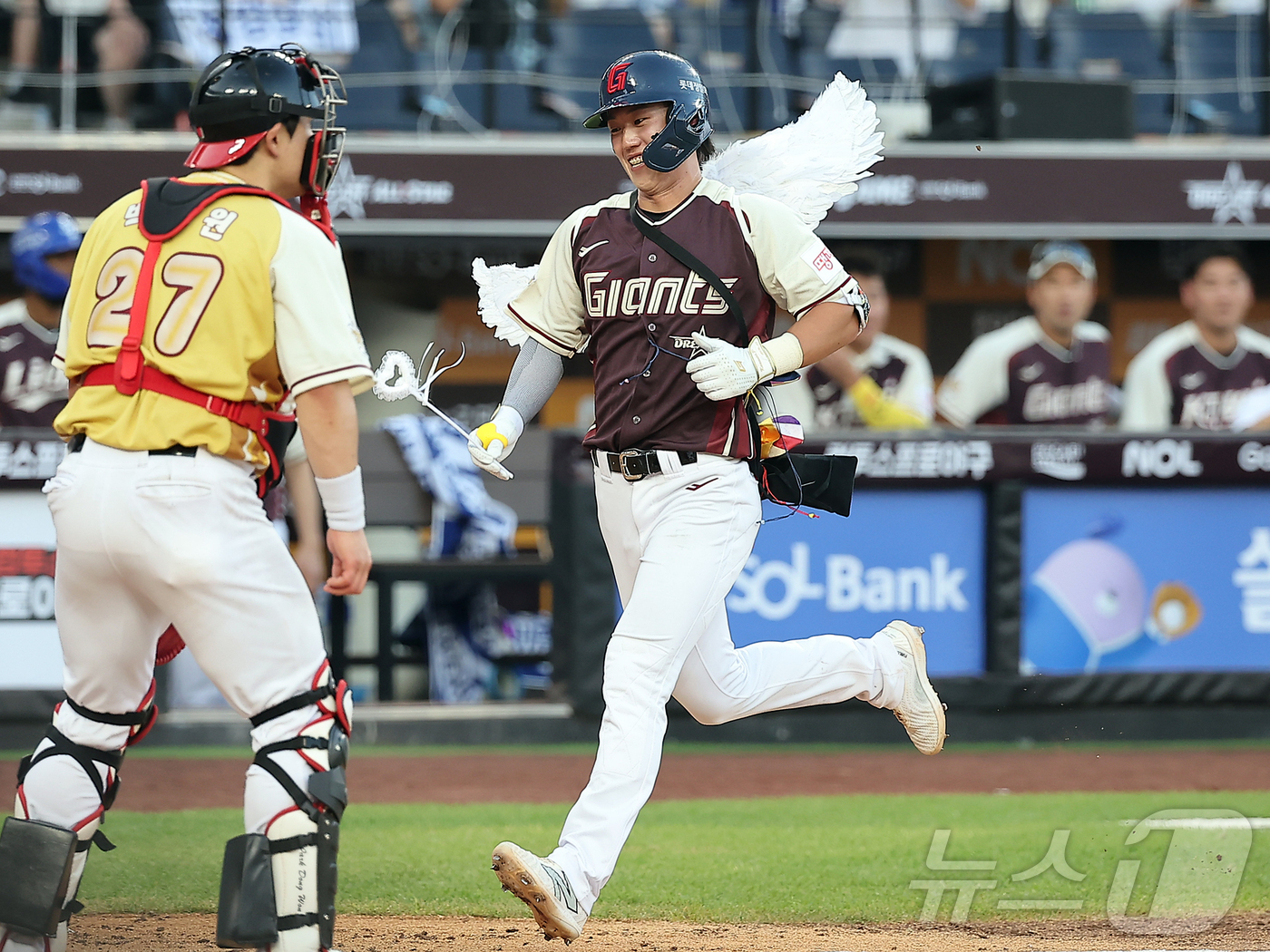 (대전=뉴스1) 김진환 기자 = 12일 대전 한화생명 볼파크에서 열린 ‘2025 신한 SOL뱅크 KBO 올스타전’에서 천사 퍼포먼스를 펼친 롯데 전민재가 주루 플레이를 하고 있다. …