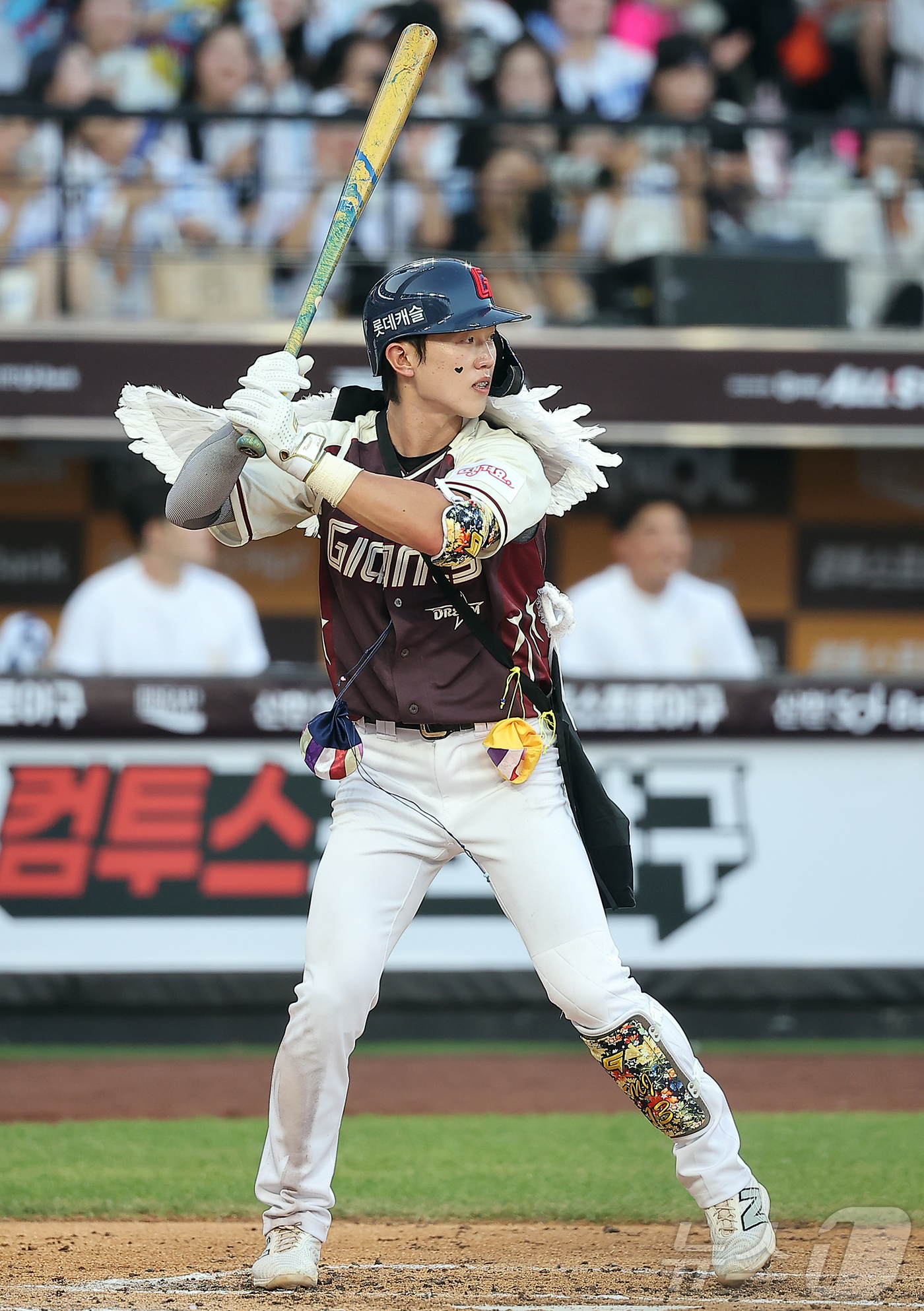 (대전=뉴스1) 김진환 기자 = 12일 대전 한화생명 볼파크에서 열린 ‘2025 신한 SOL뱅크 KBO 올스타전’에서 천사 퍼포먼스를 펼친 롯데 전민재가 타석에 들어서고 있다. 2 …