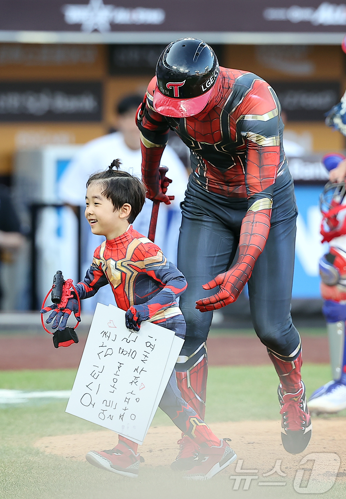 (대전=뉴스1) 김진환 기자 = 12일 대전 한화생명 볼파크에서 열린 ‘2025 신한 SOL뱅크 KBO 올스타전’에서 LG 박해민 부자가 스파이더맨 퍼포먼스를 펼치고 있다. 202 …