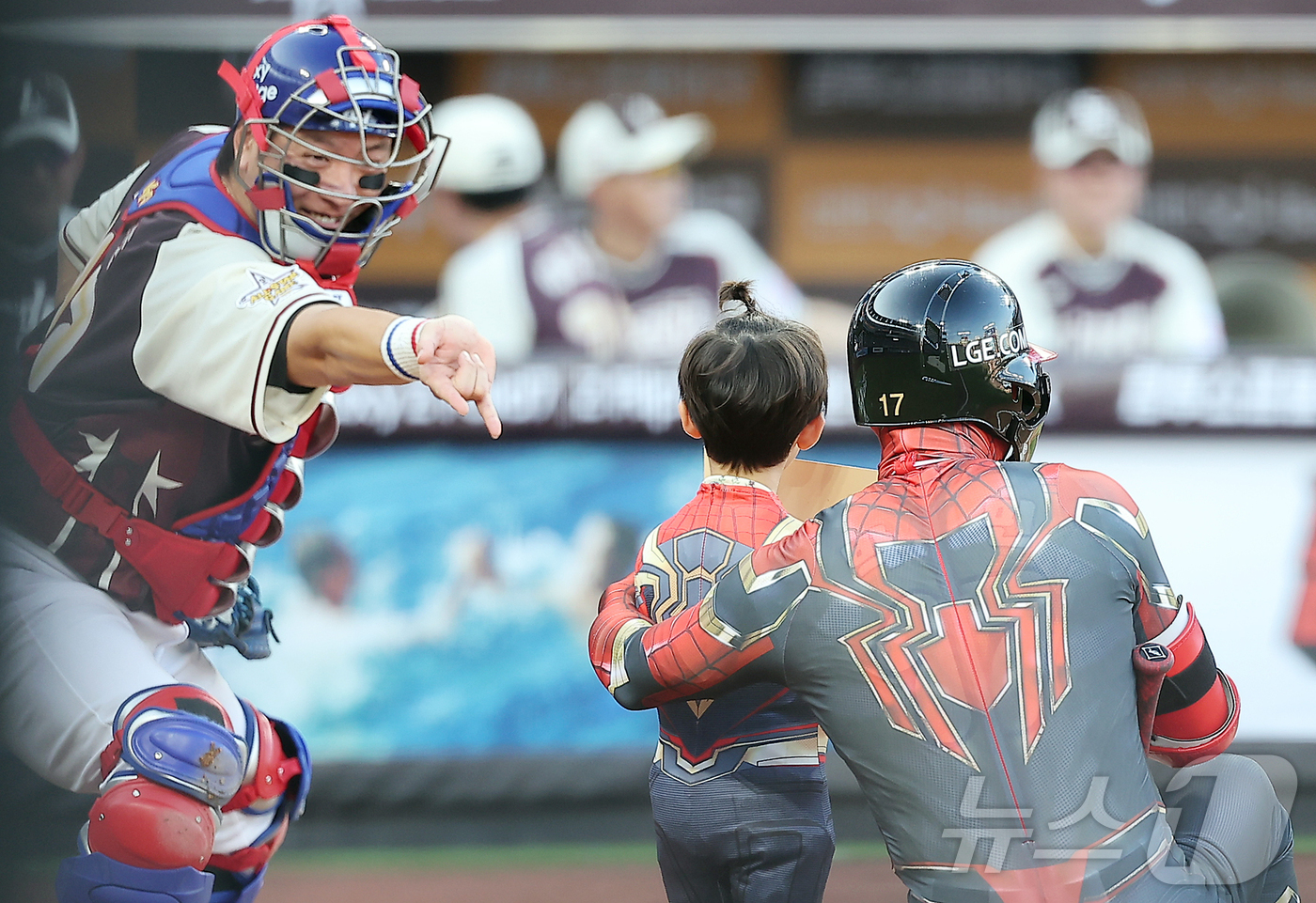 (대전=뉴스1) 김진환 기자 = 12일 대전 한화생명 볼파크에서 열린 ‘2025 신한 SOL뱅크 KBO 올스타전’에서 삼성 강민호가 스파이더맨 퍼포먼스를 펼치는 LG 박해민 부자에 …