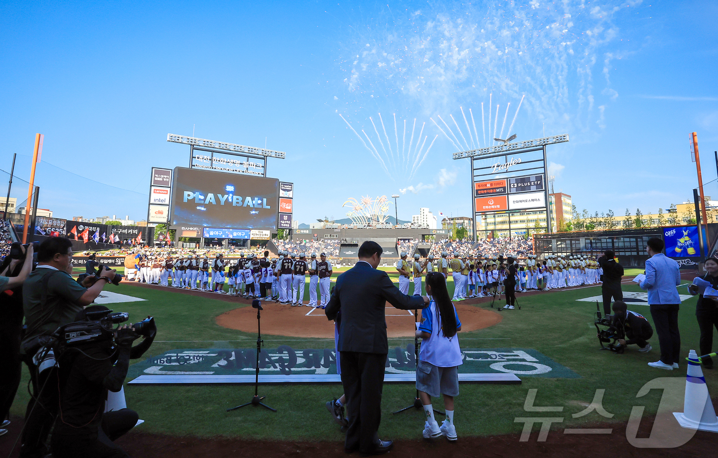 (대전=뉴스1) 김진환 기자 = 12일 대전 한화생명 볼파크에서 ‘2025 신한 SOL뱅크 KBO 올스타전’의 개막을 알리는 축포가 터지고 있다. 2025.7.12/뉴스1