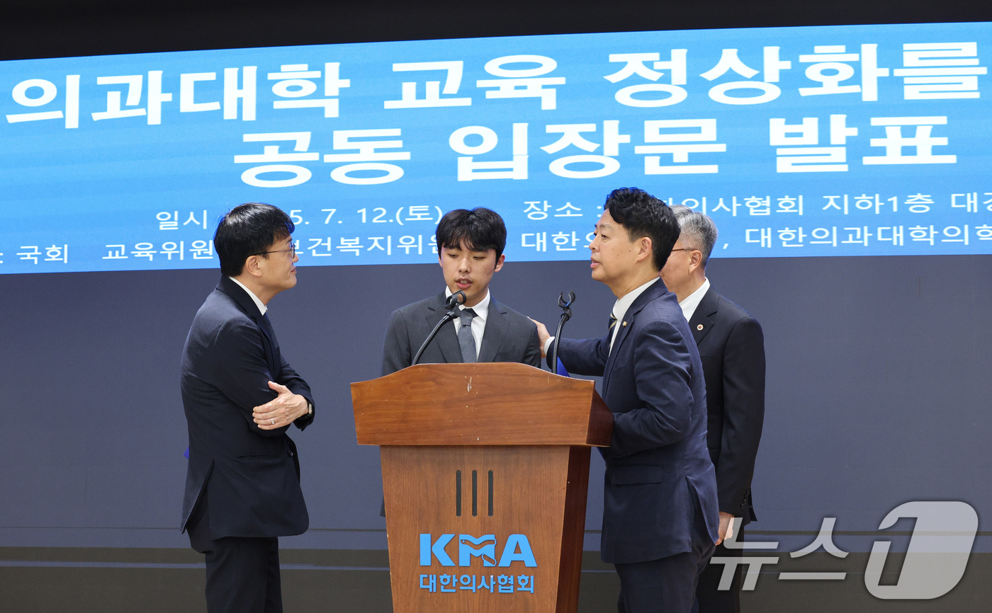 (서울=뉴스1) 신웅수 기자 = 박주민 보건복지위원장(왼쪽부터), 이선우 대한의과대학·의학전문대학원학생회 비상대책위원장, 김영호 국회 교육위원장, 김택우 대한의사협회장이 12일 오 …