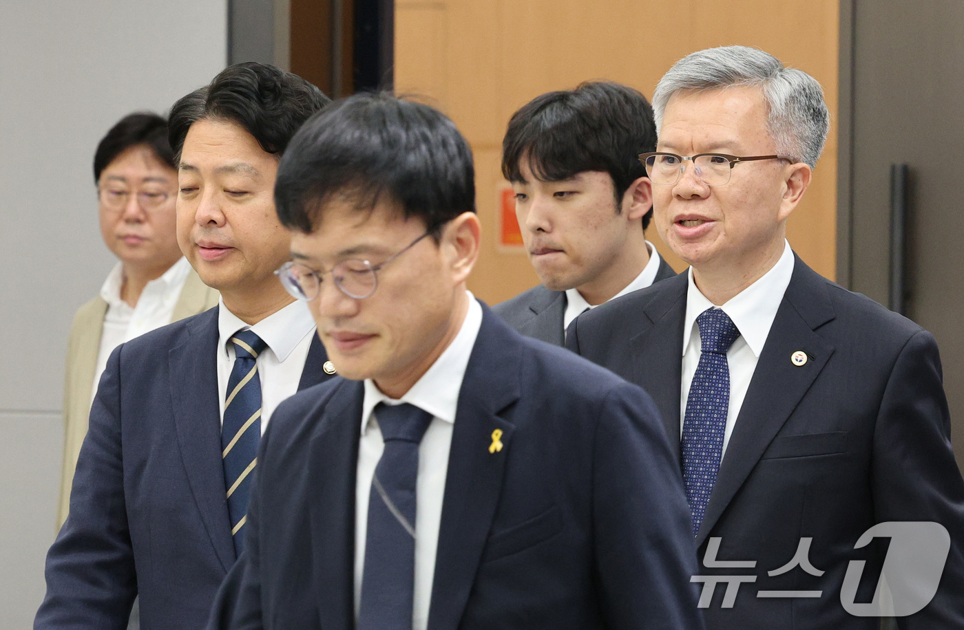 (서울=뉴스1) 신웅수 기자 = 김영호 국회 교육위원장(왼쪽부터), 박주민 보건복지위원장, 이선우 대한의과대학·의학전문대학원학생회 비상대책위원장,  김택우 대한의사협회장이 12일 …