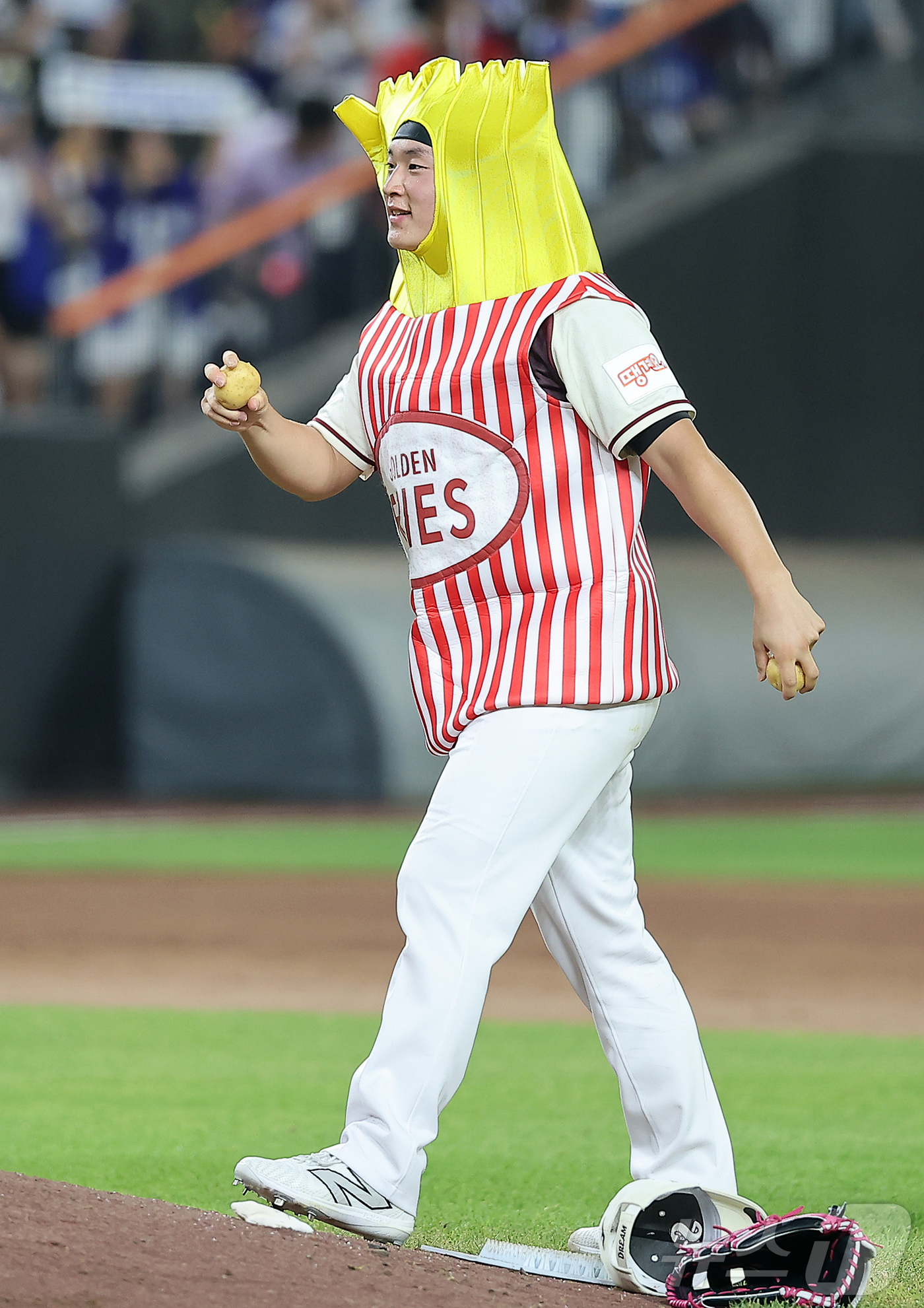 (대전=뉴스1) 김진환 기자 = 12일 대전 한화생명 볼파크에서 열린 ‘2025 신한 SOL뱅크 KBO 올스타전’에서 삼성 이호성이 퍼포먼스를 펼치고 있다. 2025.7.12/뉴스 …