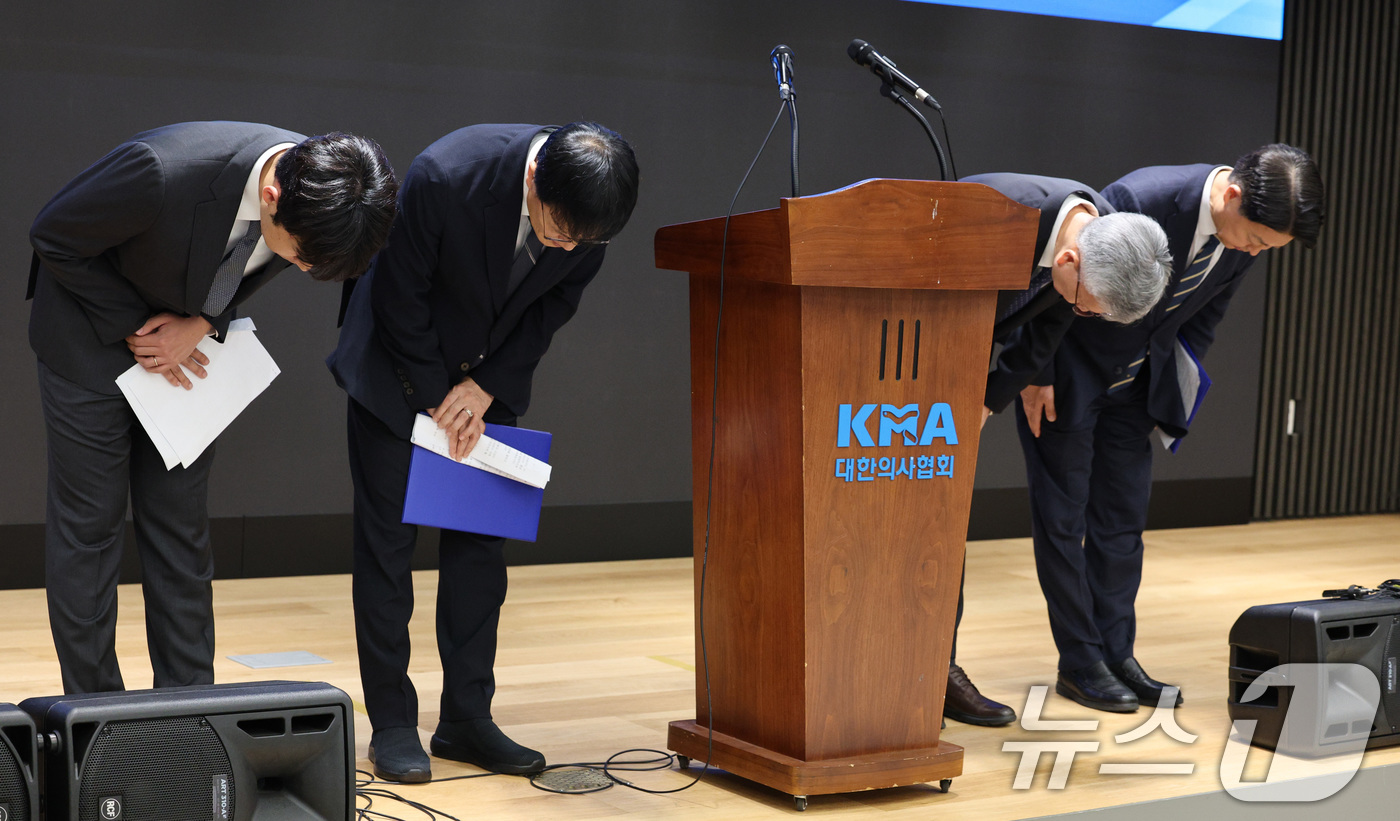 (서울=뉴스1) 신웅수 기자 = 이선우 대한의과대학·의학전문대학원학생회 비상대책위원장(왼쪽부터), 박주민 보건복지위원장, 김택우 대한의사협회장, 김영호 국회 교육위원장이 12일 오 …