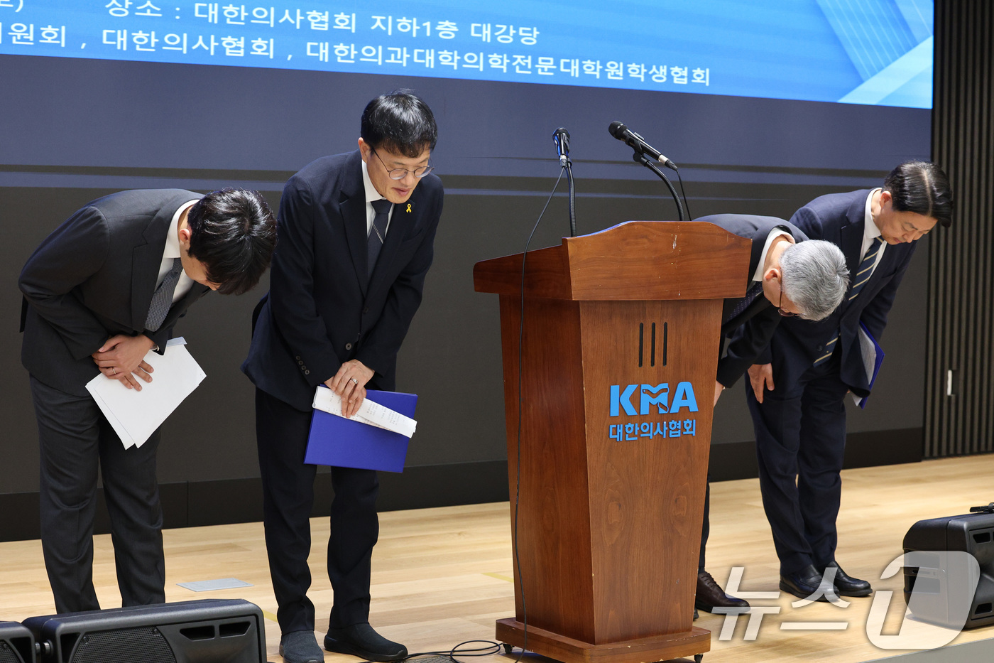 (서울=뉴스1) 신웅수 기자 = 이선우 대한의과대학·의학전문대학원학생회 비상대책위원장(왼쪽부터), 박주민 보건복지위원장, 김택우 대한의사협회장, 김영호 국회 교육위원장이 12일 오 …