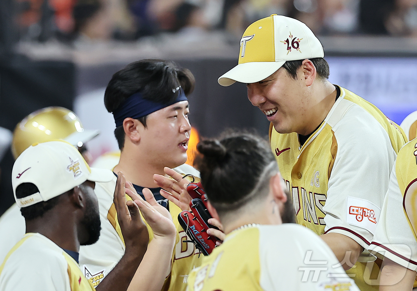 (대전=뉴스1) 김진환 기자 = 12일 대전 한화생명 볼파크에서 열린 ‘2025 신한 SOL뱅크 KBO 올스타전’에서 LG 김현수가 수비를 마친 뒤 더그아웃에서 동료들과 하이파이브 …