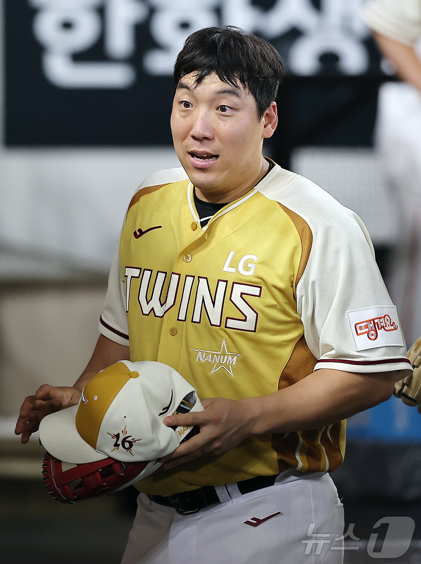 본문 이미지 - 12일 대전 한화생명 볼파크에서 열린 ‘2025 신한 SOL뱅크 KBO 올스타전’에서 LG 김현수가 수비를 마친 뒤 더그아웃으로 향하고 있다. 이날 6회말 대타로 출전한 김현수는 14년 연속 올스타전 출전 기록을 세우며 종전 양준혁이 세웠던 13회 연속 기록을 넘어섰다. 2025.7.12/뉴스1 ⓒ News1 김진환 기자