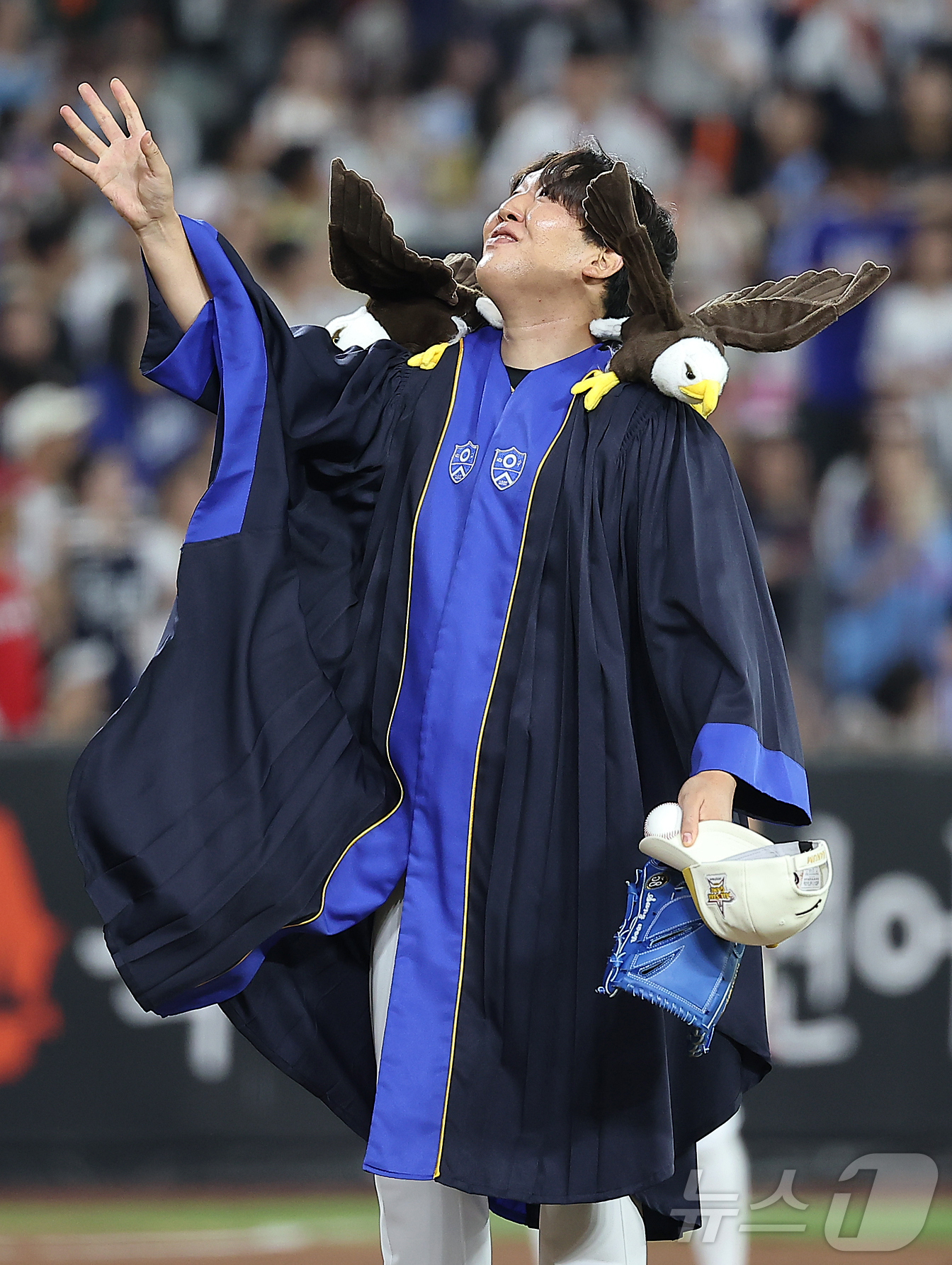 (대전=뉴스1) 김진환 기자 = 12일 대전 한화생명 볼파크에서 열린 ‘2025 신한 SOL뱅크 KBO 올스타전’에서 한화 박상원이 퍼포먼스를 펼치고 있다. 2025.7.12/뉴스 …