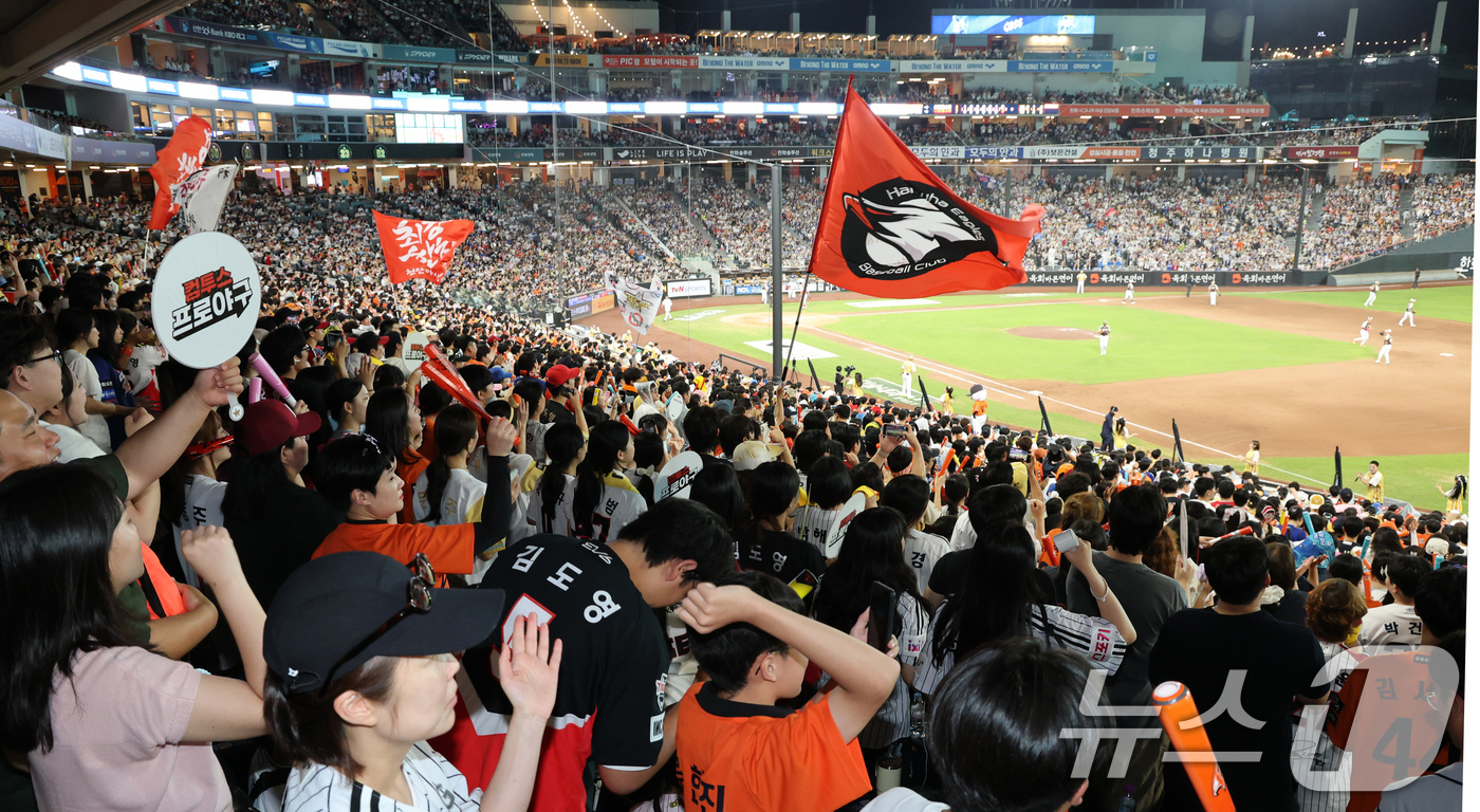 (대전=뉴스1) 김기태 기자 = 12일 오후 대전 한화생명볼파크에서 열린 '2025 신한 SOL Bank KBO 올스타전'에서 야구팬들이 열띤 응원을 펼치고 있다. 2025.7.1 …