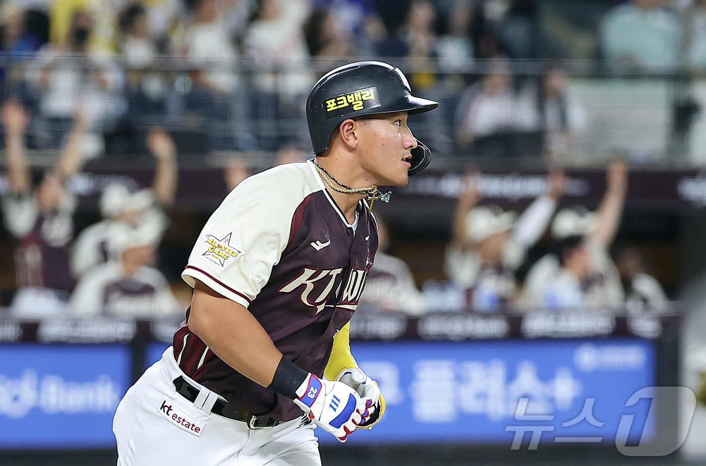 (대전=뉴스1) 김진환 기자 = 12일 대전 한화생명 볼파크에서 열린 ‘2025 신한 SOL뱅크 KBO 올스타전’에서 kt 안현민이 8회초 추격의 솔로포를 친 뒤 홈으로 향하고 있 …