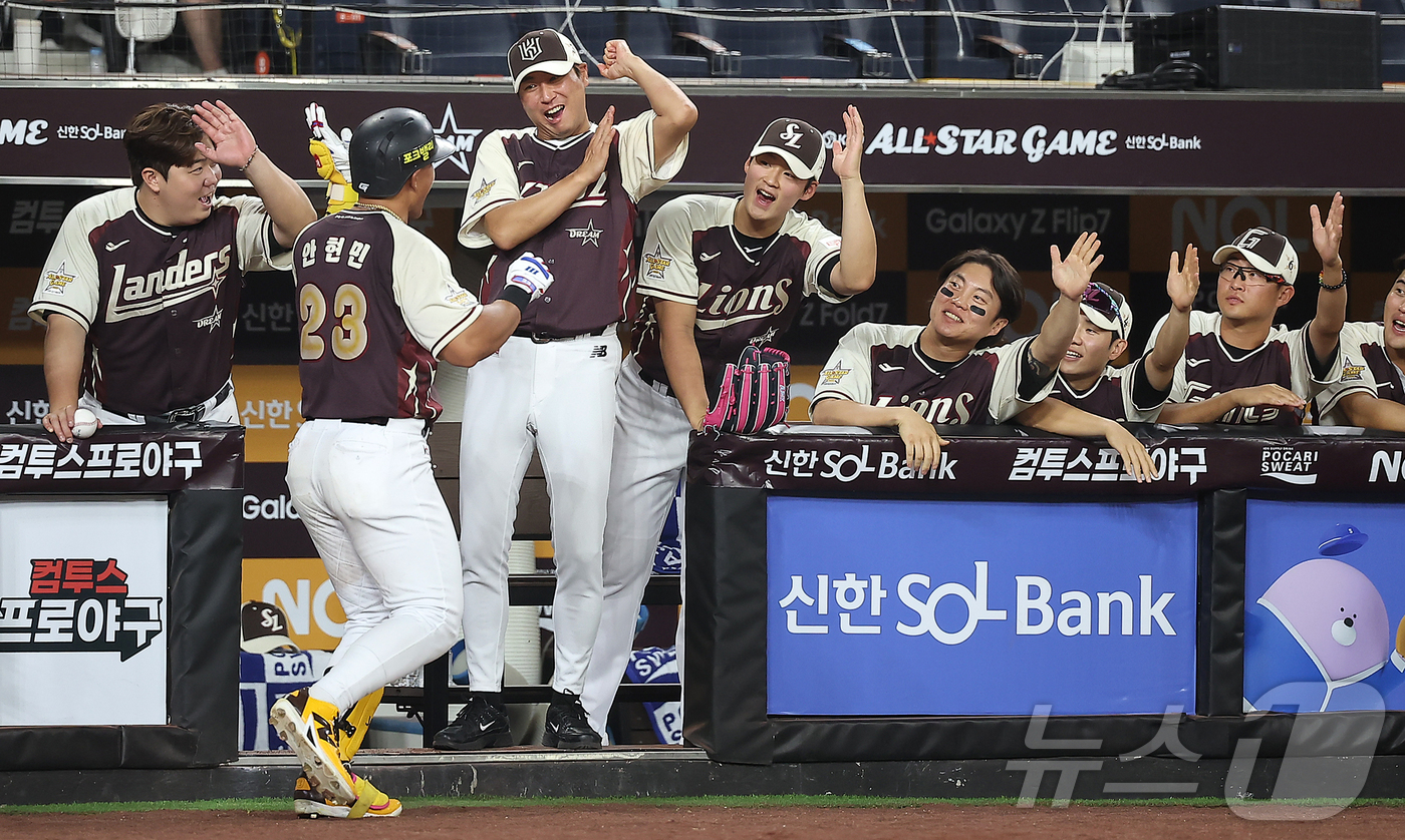 (대전=뉴스1) 김진환 기자 = 12일 대전 한화생명 볼파크에서 열린 ‘2025 신한 SOL뱅크 KBO 올스타전’에서 kt 안현민이 8회초 추격의 솔로포를 친 뒤 더그아웃에서 동료 …